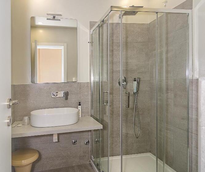 غرفة قياسية مزوَّدة بشُرفة, Ambra