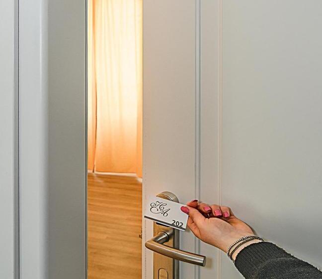 غرفة قياسية مزوَّدة بشُرفة, Ambra