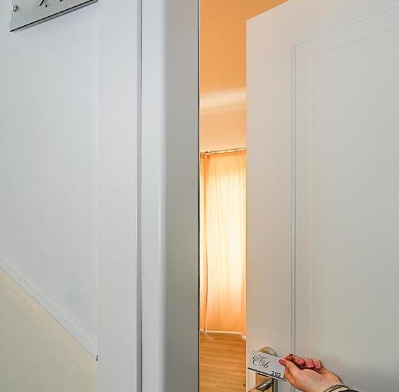 غرفة قياسية مزوَّدة بشُرفة, Ambra