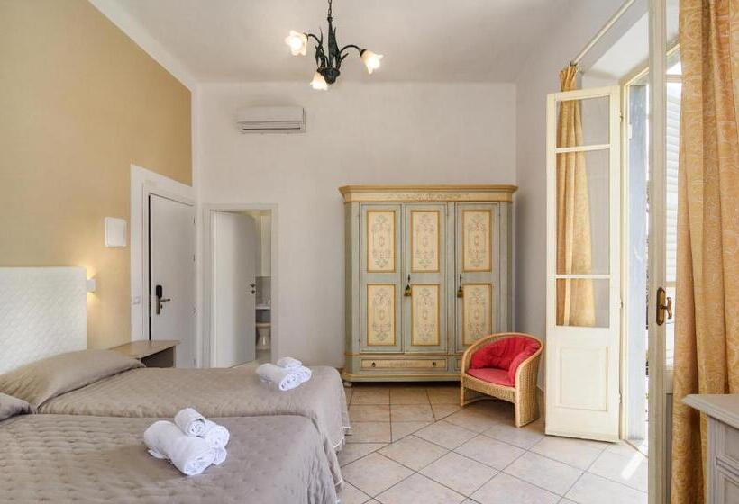 غرفة قياسية مزوَّدة بشُرفة, Ambra