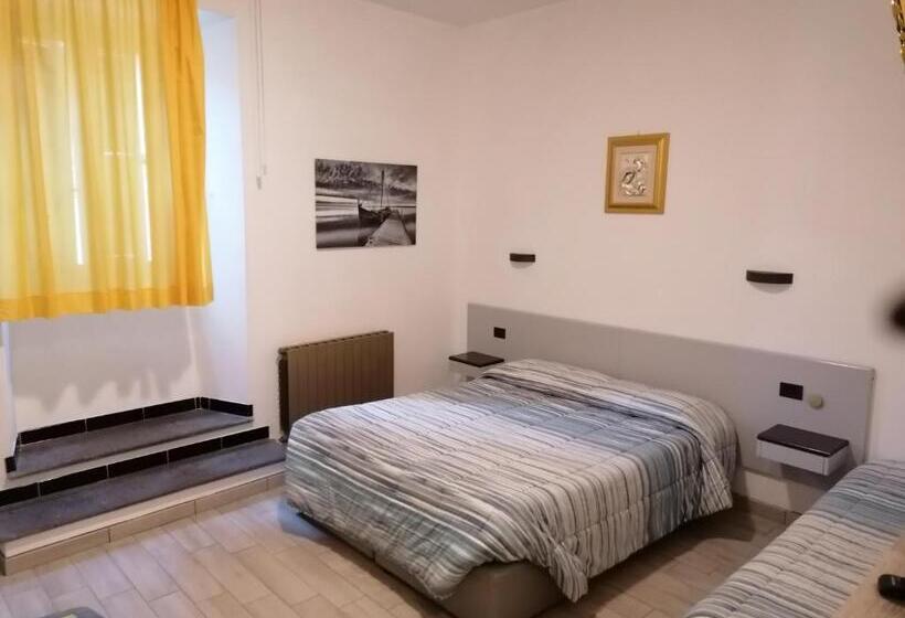 חדר סטנדרט לשלושה, Centrale