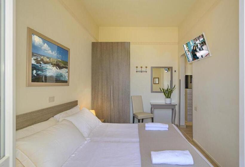 غرفة قياسية مطلّة علي البحر مزوَّدة بشُرفة, Lungomare