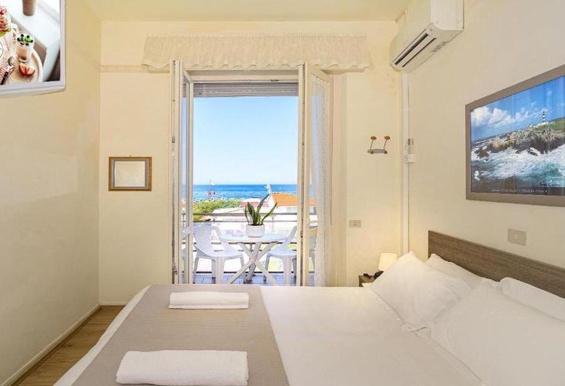 غرفة قياسية مطلّة علي البحر مزوَّدة بشُرفة, Lungomare