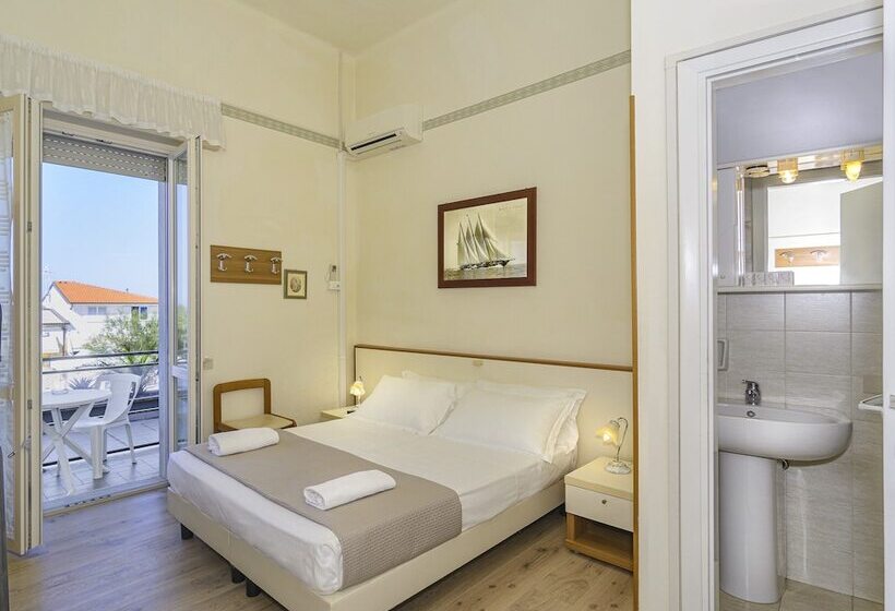 غرفة قياسية مطلّة علي البحر مزوَّدة بشُرفة, Lungomare