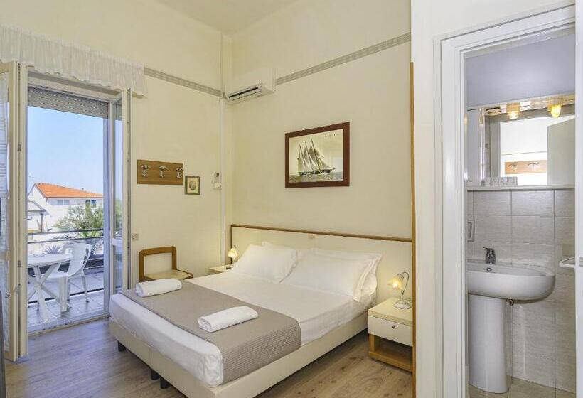 غرفة قياسية مطلّة علي البحر مزوَّدة بشُرفة, Lungomare