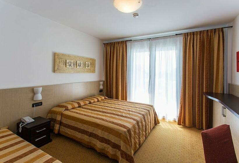 חדר משפחתי, Olympus