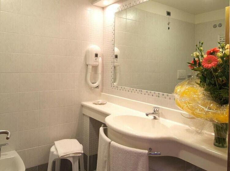 חדר משפחתי, Olympus