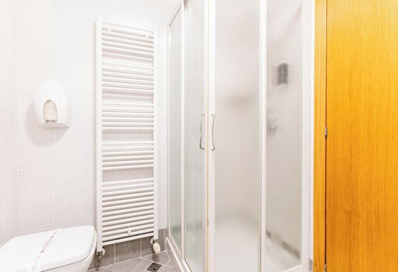 חדר סטנדרט לשלושה, Olympus