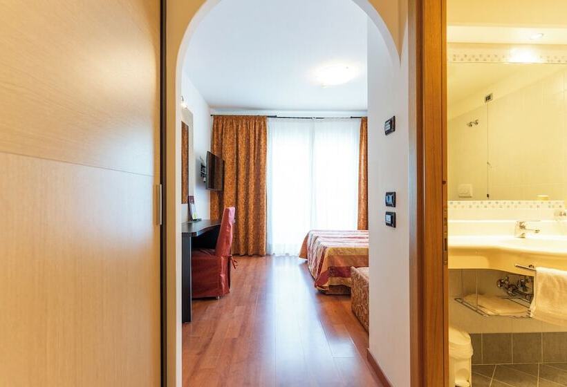 חדר סטנדרט לשלושה, Olympus