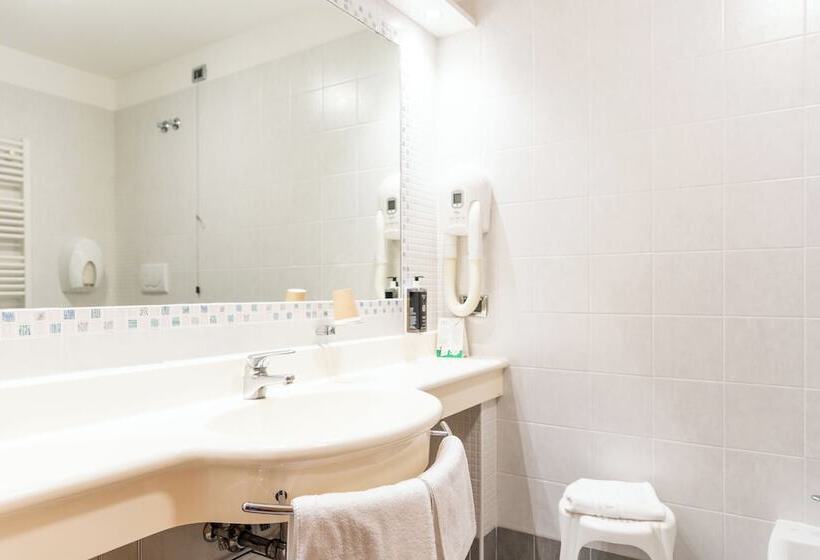 חדר משפחתי, Olympus