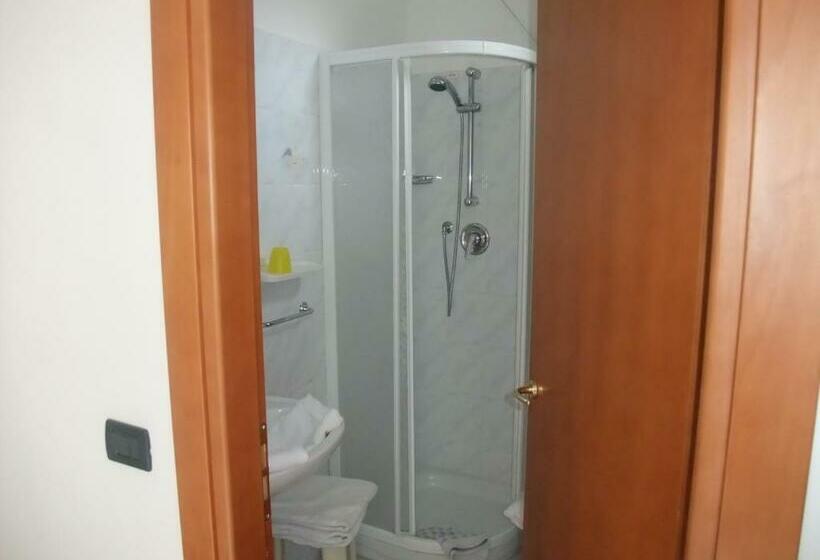 غرفة قياسية فردية, Adriana