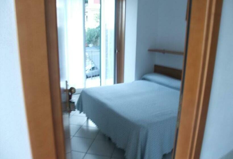 غرفة قياسية فردية, Adriana