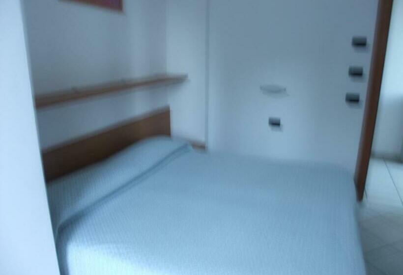 غرفة قياسية مزوَّدة بشُرفة, Adriana