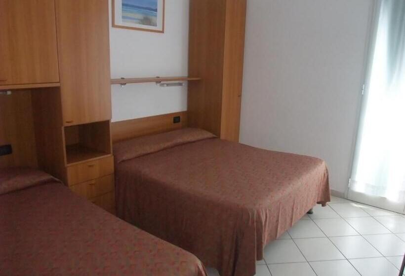 غرفة قياسية ثلاثية, Adriana