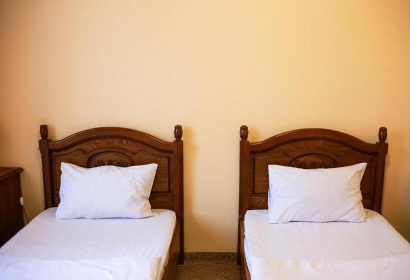 غرفة قياسية ثلاثية, Chervona Gora