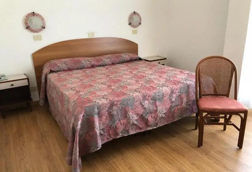 Economy Triple Room, International