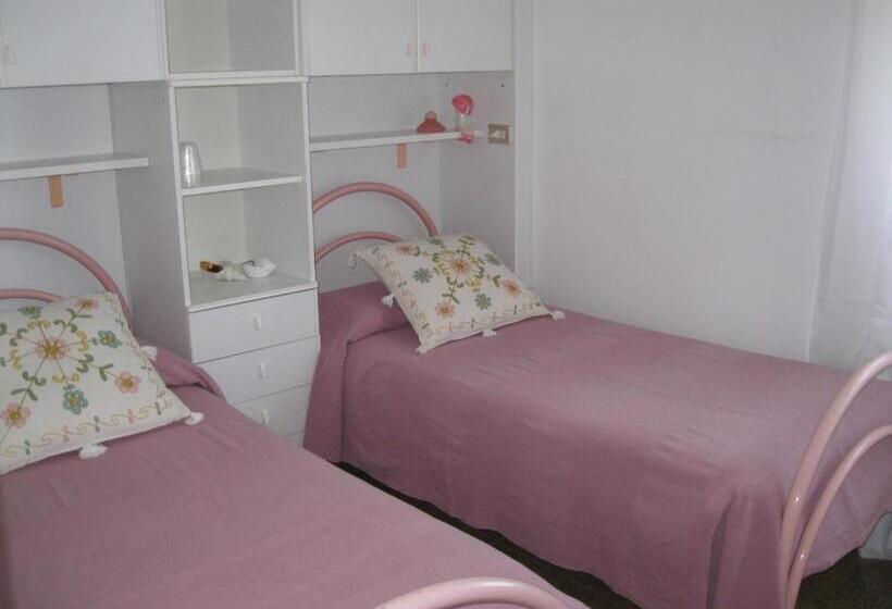 شقة من غرفة نوم واحدة متصلة, International