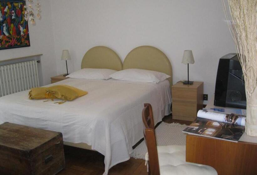 شقة من غرفة نوم واحدة متصلة, International