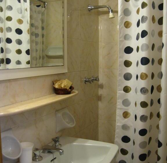 غرفة أساسية, International