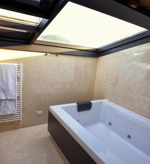 جناح, La Dimora Del Baco