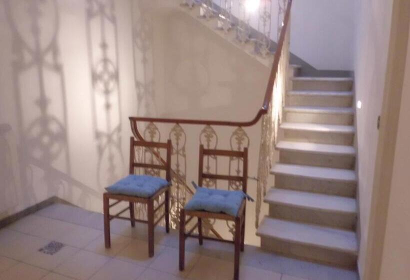 Economy Triple Room, Paolina