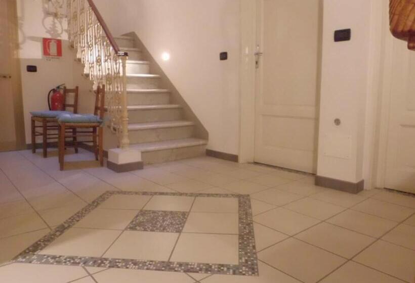 エコノミートリプルルーム, Paolina