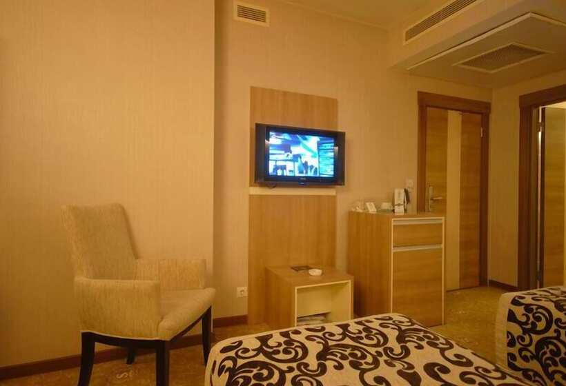 غرفة عائلية, Serace