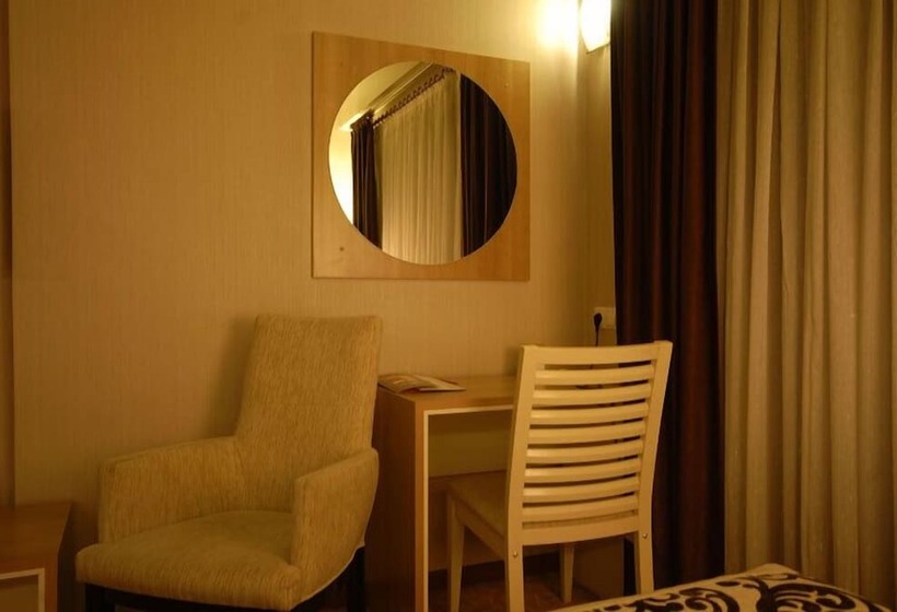 غرفة عائلية, Serace