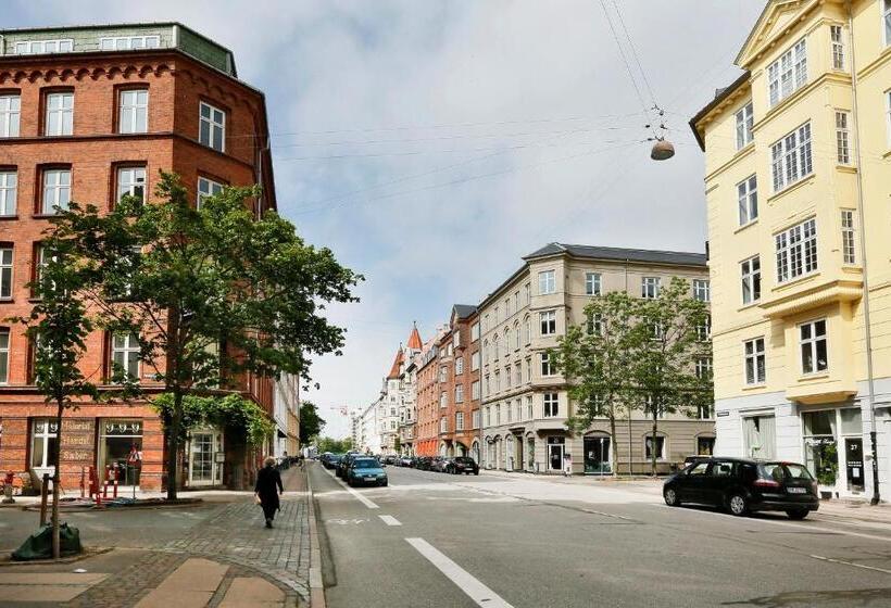 スタンダードシティビュールーム, 9 Små Hjem