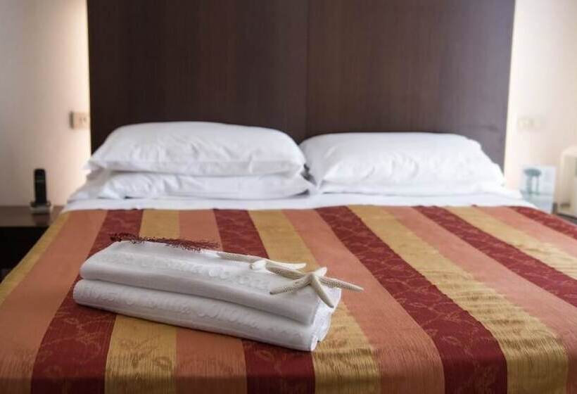 スタンダードルーム, Cristina Corona