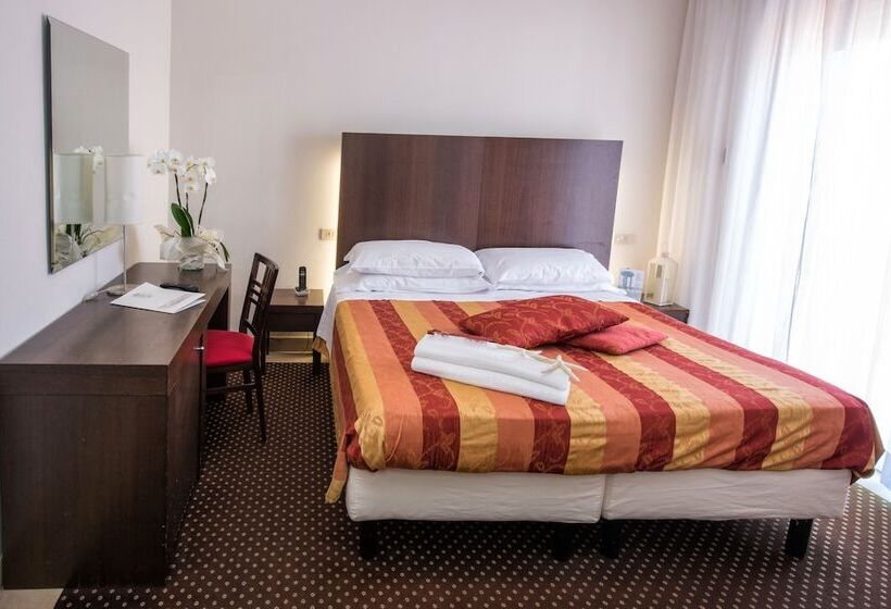 スタンダードルーム, Cristina Corona