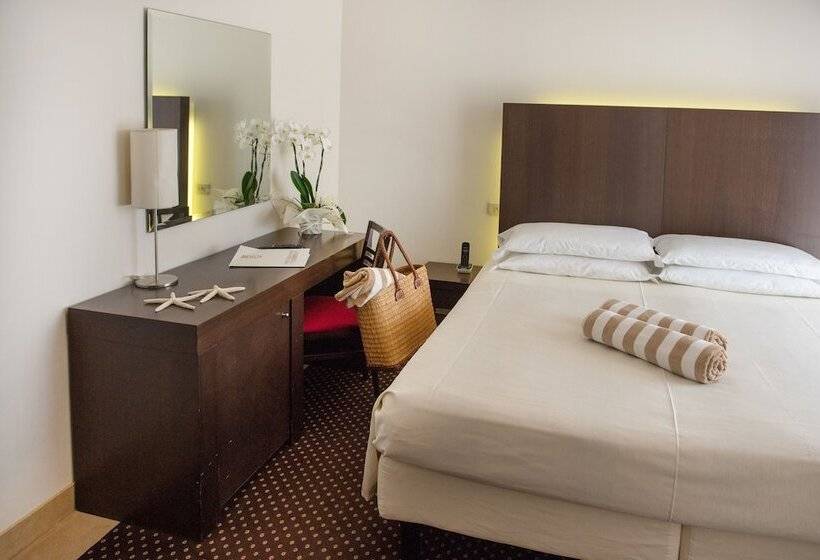 スタンダードルーム, Cristina Corona