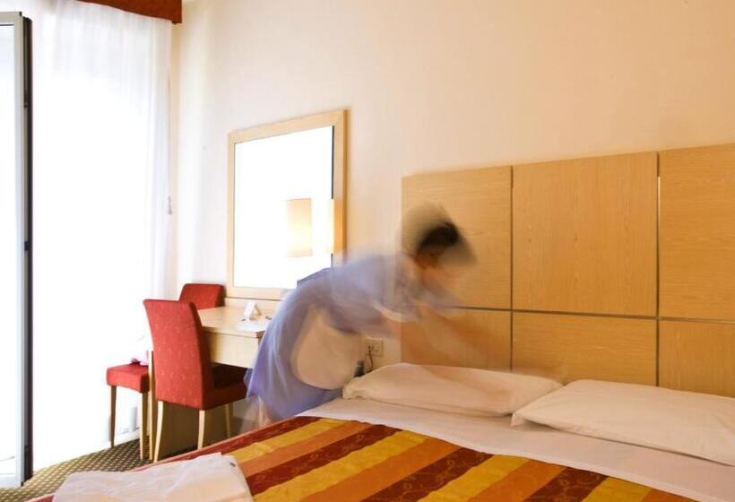 スタンダードルーム, Cristina Corona