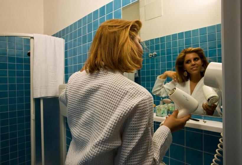 コンフォートルーム, Cristina Corona