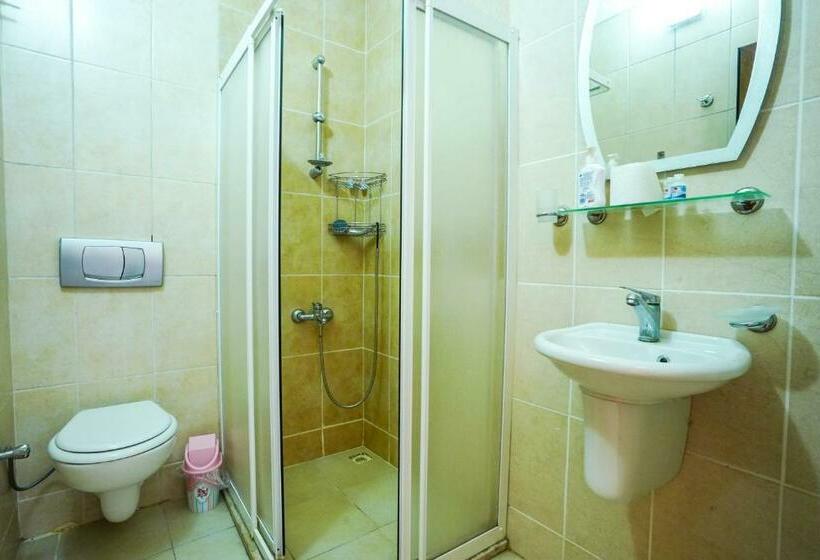 デラックスファミリールーム, Four Seasons Apart