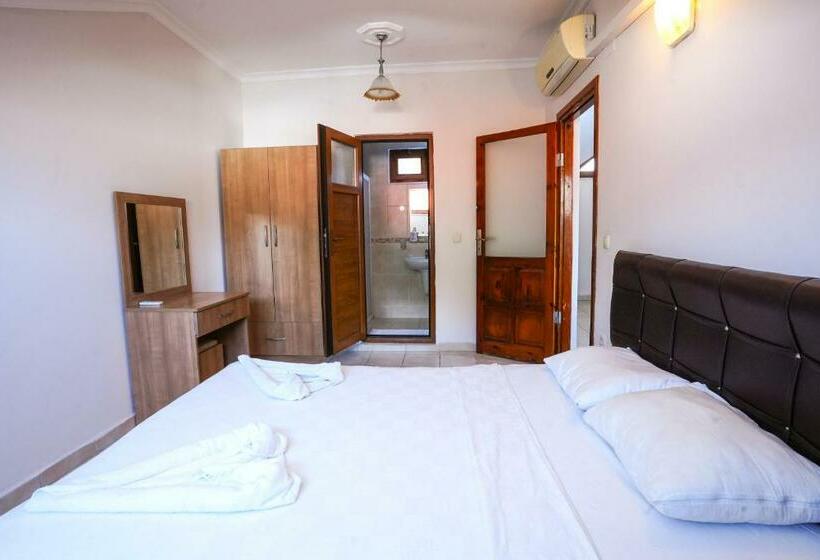 デラックスファミリールーム, Four Seasons Apart