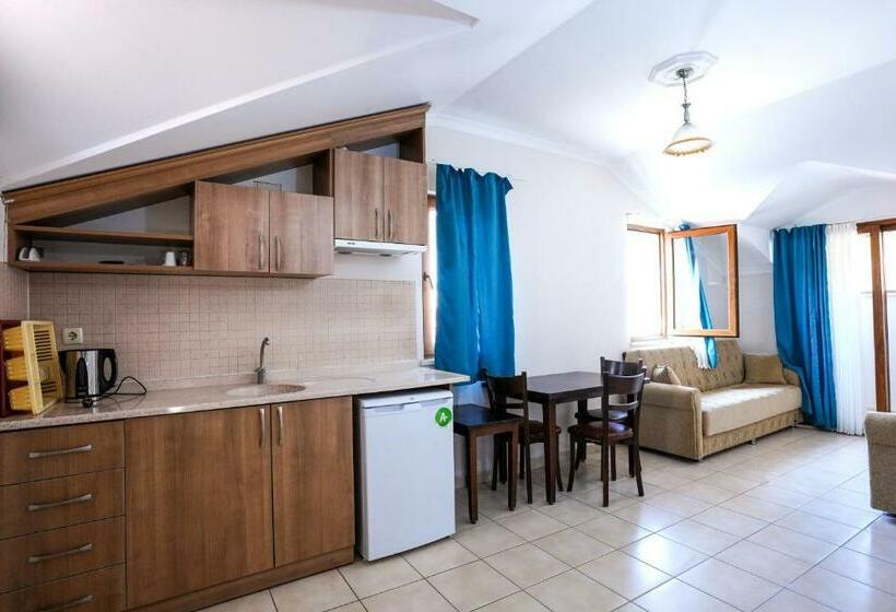 デラックスファミリールーム, Four Seasons Apart