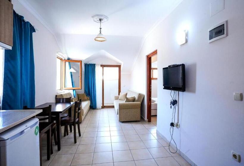 デラックスファミリールーム, Four Seasons Apart