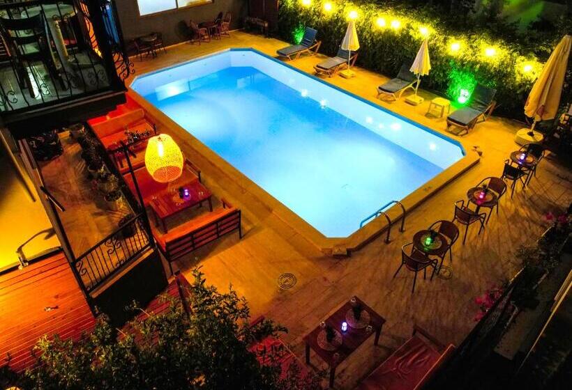 スタンダードルーム, Four Seasons Apart