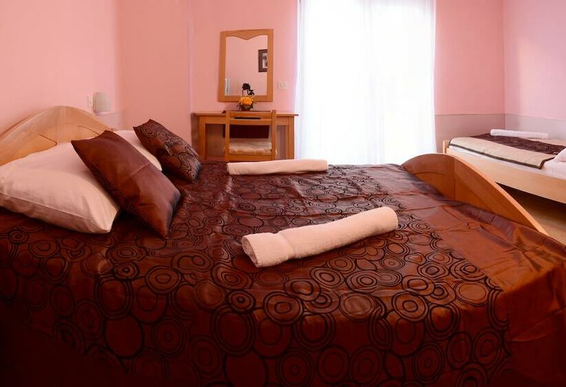 スタンダードトリプルルーム, Art