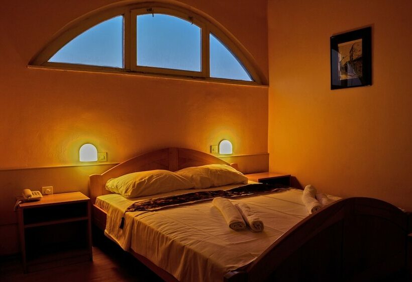 スタンダードトリプルルーム, Art