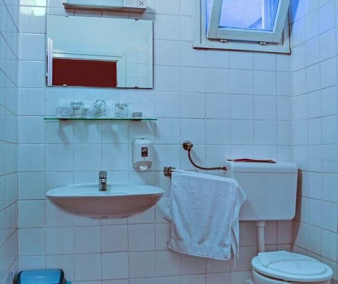 スタンダードトリプルルーム, Art