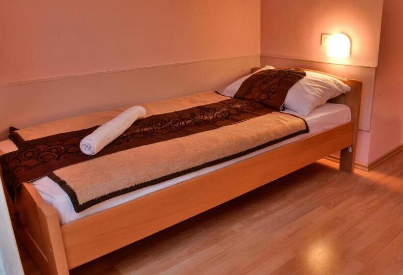 スタンダードトリプルルーム, Art