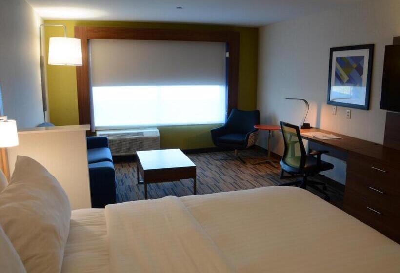 מיטת קינג בסוויטה, Holiday Inn Express & Suites   Pittsburgh   Monroeville, An Ihg