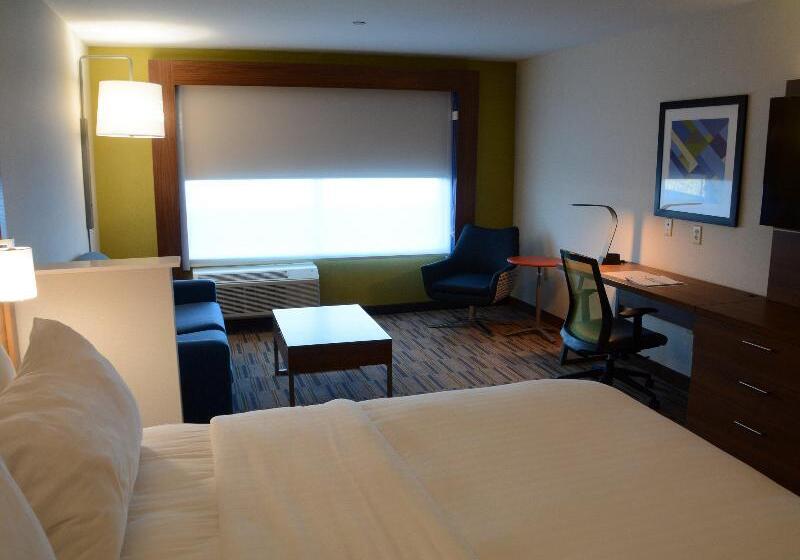 מיטת קינג בסוויטה, Holiday Inn Express & Suites   Pittsburgh   Monroeville, An Ihg