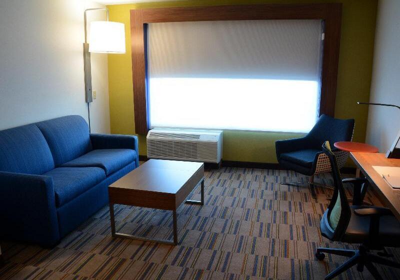 מיטת קינג בסוויטה, Holiday Inn Express & Suites   Pittsburgh   Monroeville, An Ihg
