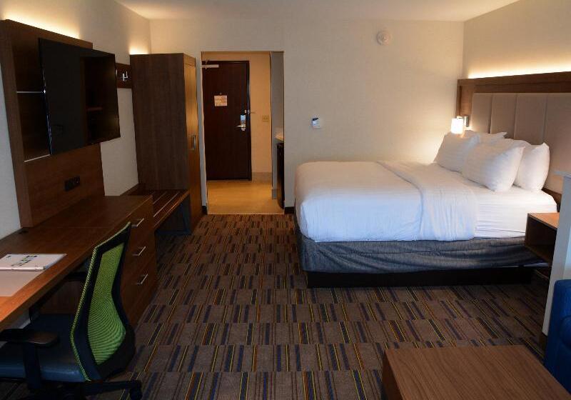 מיטת קינג בסוויטה, Holiday Inn Express & Suites   Pittsburgh   Monroeville, An Ihg