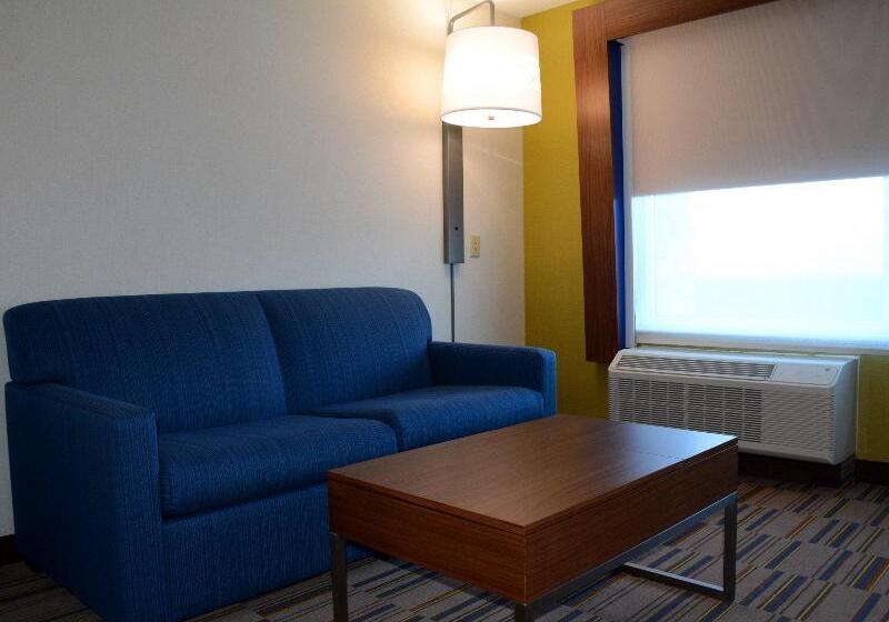 מיטת קינג בסוויטה, Holiday Inn Express & Suites   Pittsburgh   Monroeville, An Ihg