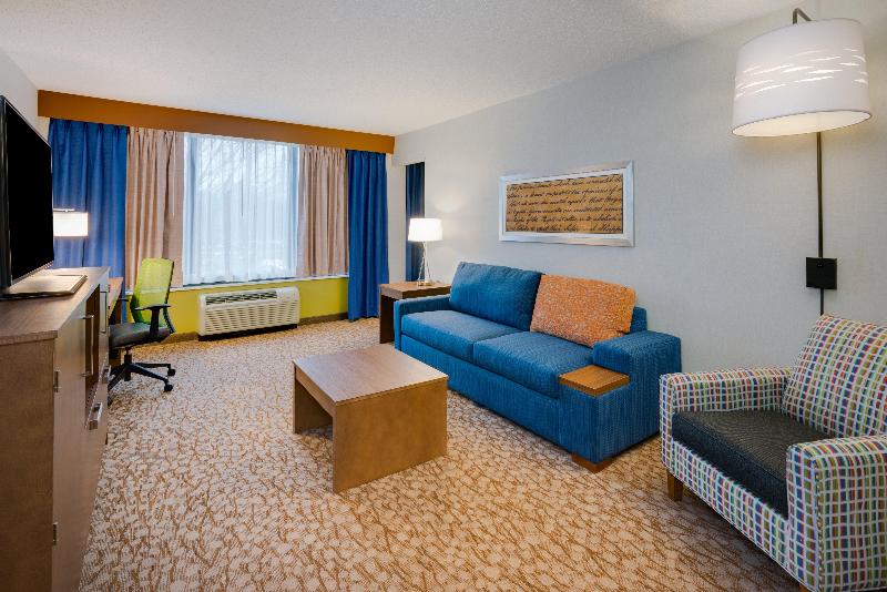 מיטת קינג בסוויטה, Holiday Inn Express & Suites   Pittsburgh   Monroeville, An Ihg