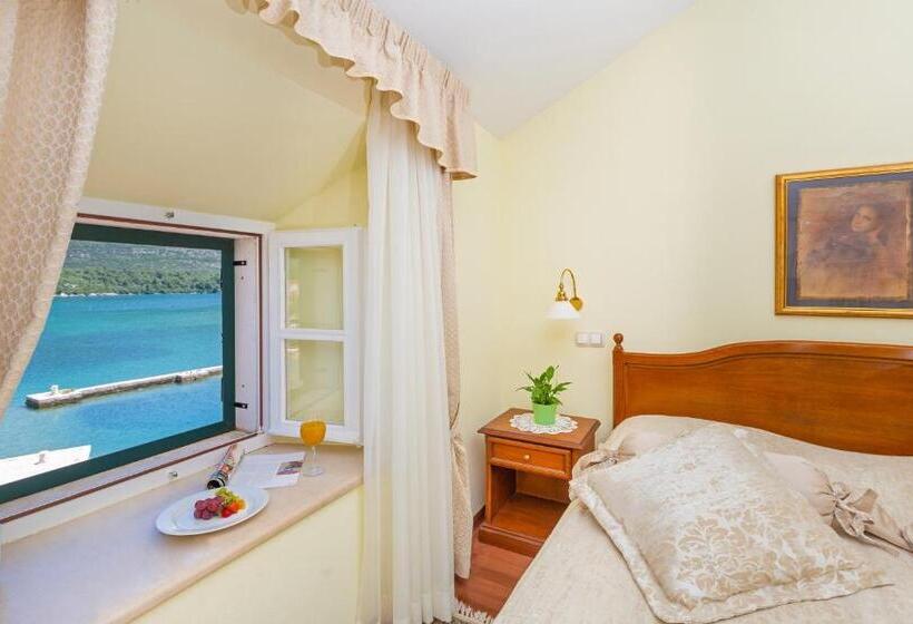 غرفة قياسية مطلّة علي البحر, Ostrea